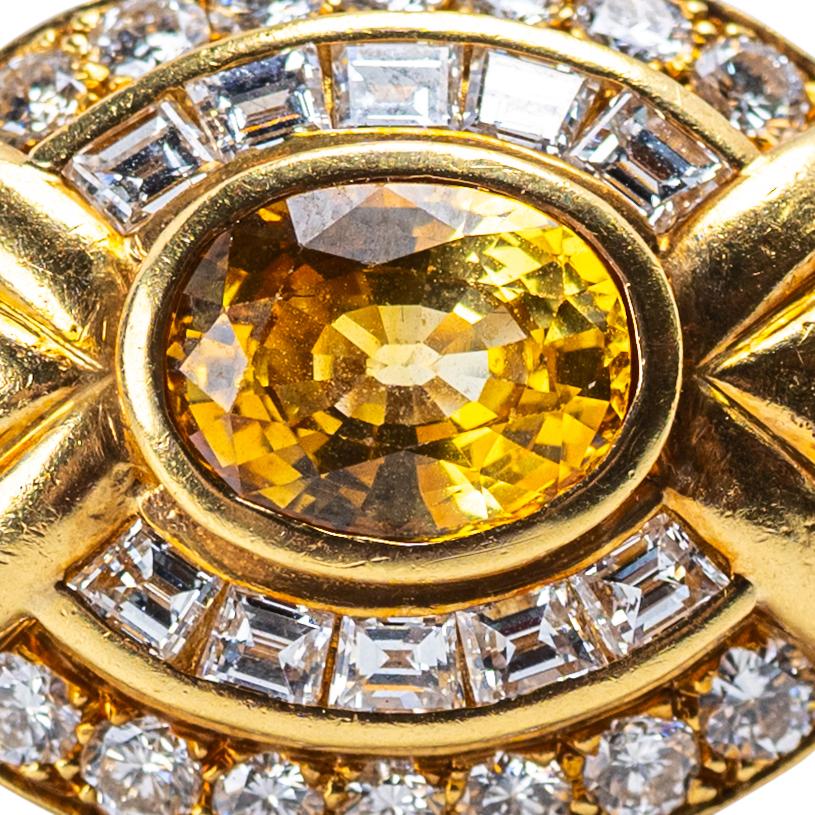 Clips d'oreille français en or jaune 18 carats, saphir jaune et diamant Bon état - En vente à Palm Beach, FL