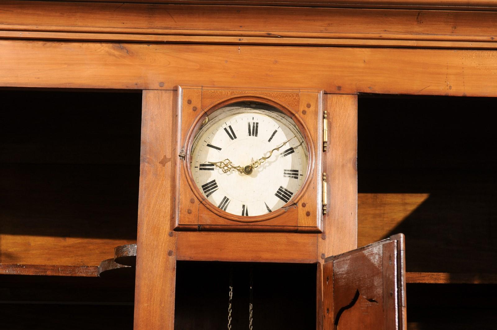 Buffet à Deux-Corps en cerisier français des années 1800 avec portes vitrées, horloge et tiroirs en vente 3