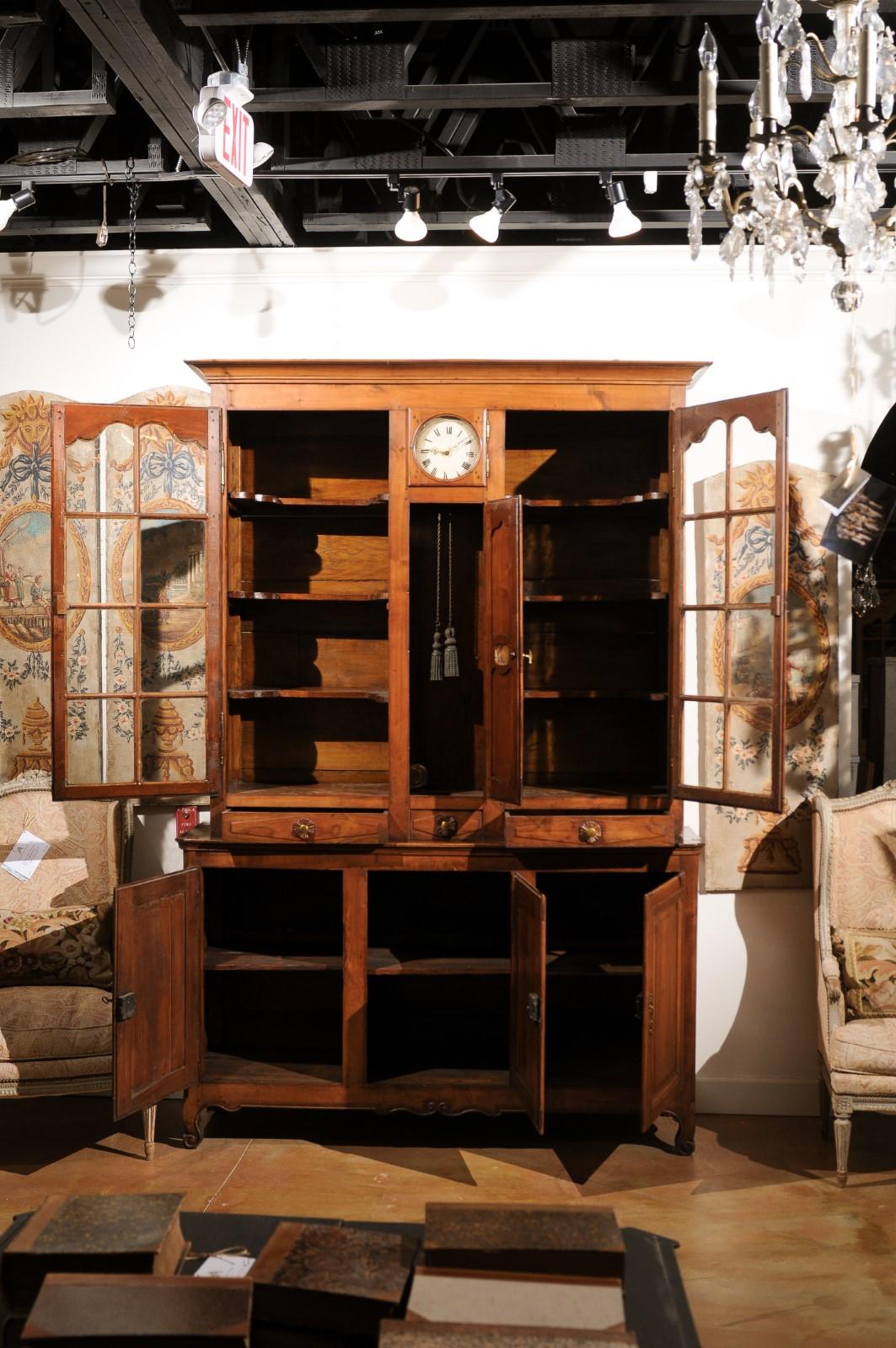 Verre Buffet à Deux-Corps en cerisier français des années 1800 avec portes vitrées, horloge et tiroirs en vente