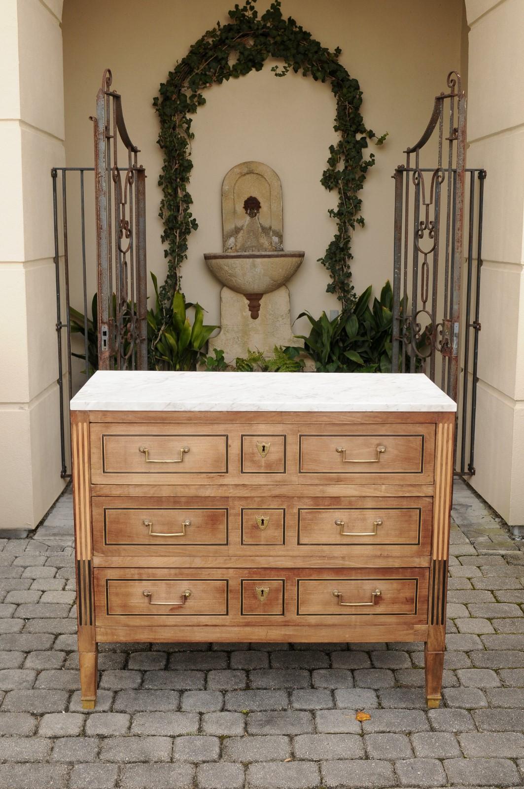 French 1800s Directoire Three-Drawer Walnut Commode with White Veined Marble Top In Good Condition In Atlanta, GA