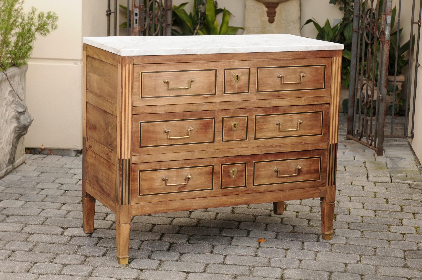 French 1800s Directoire Three-Drawer Walnut Commode with White Veined Marble Top 1