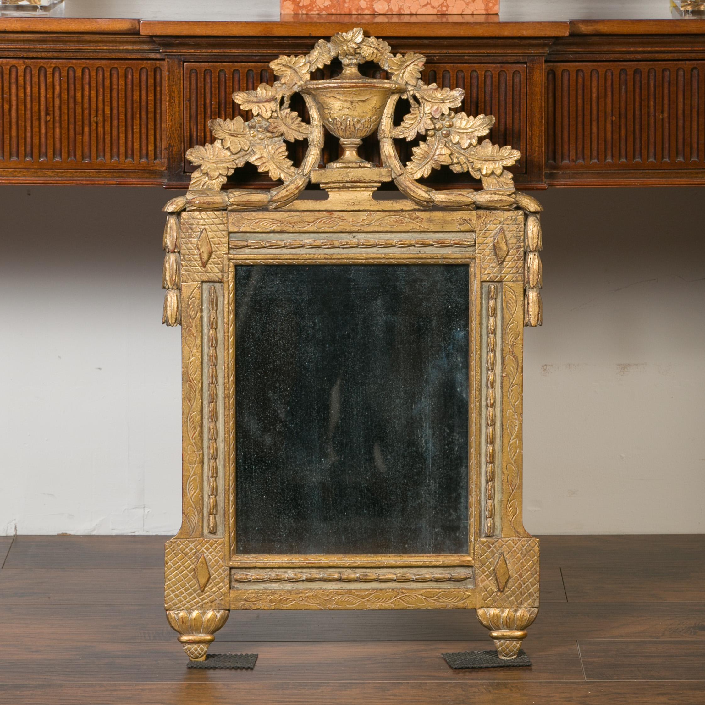 Französisch 1800er Giltwood Crested Spiegel mit geschnitztem Laub:: Urne und Girlande (Geschnitzt) im Angebot