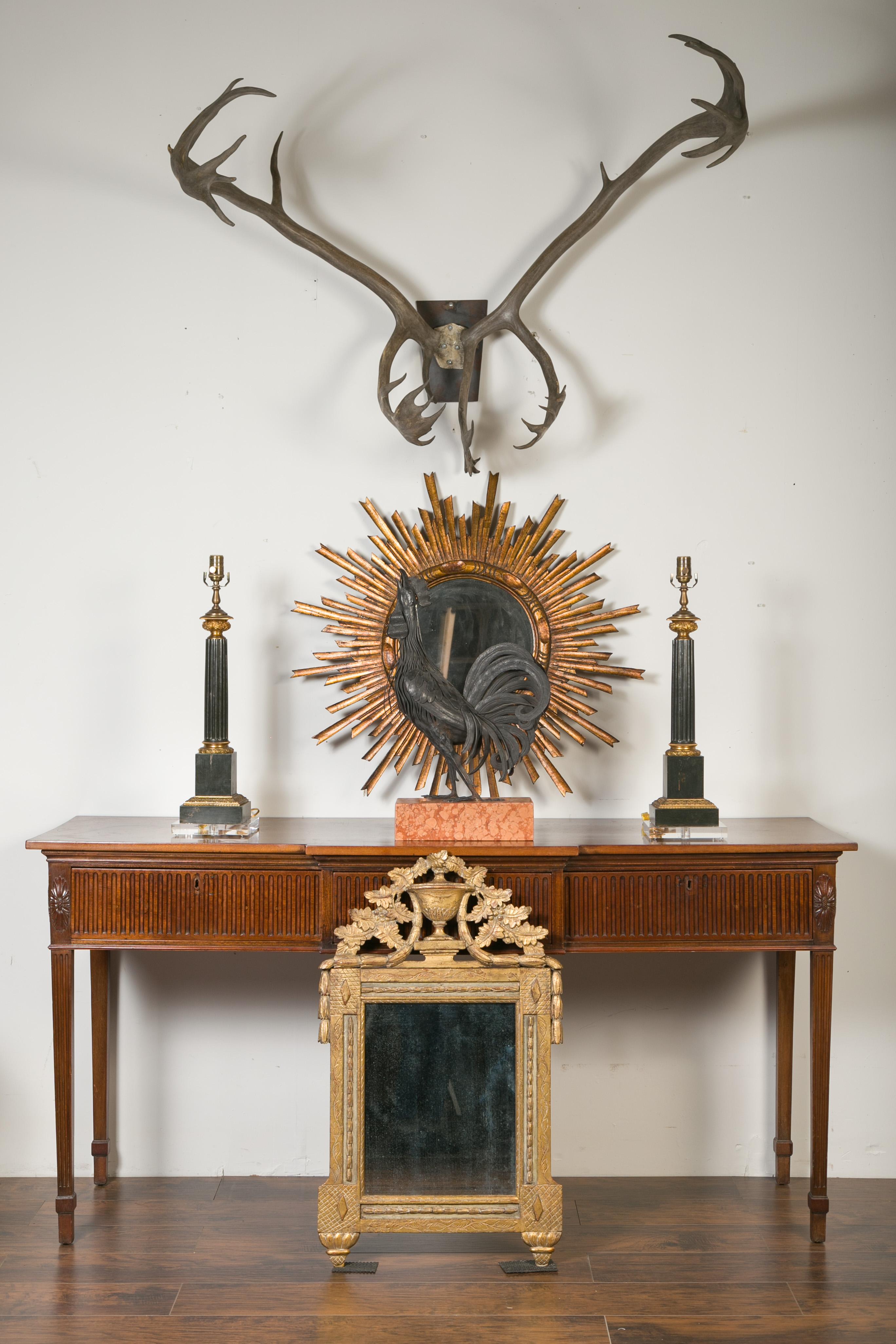 Französisch 1800er Giltwood Crested Spiegel mit geschnitztem Laub:: Urne und Girlande im Zustand „Gut“ im Angebot in Atlanta, GA