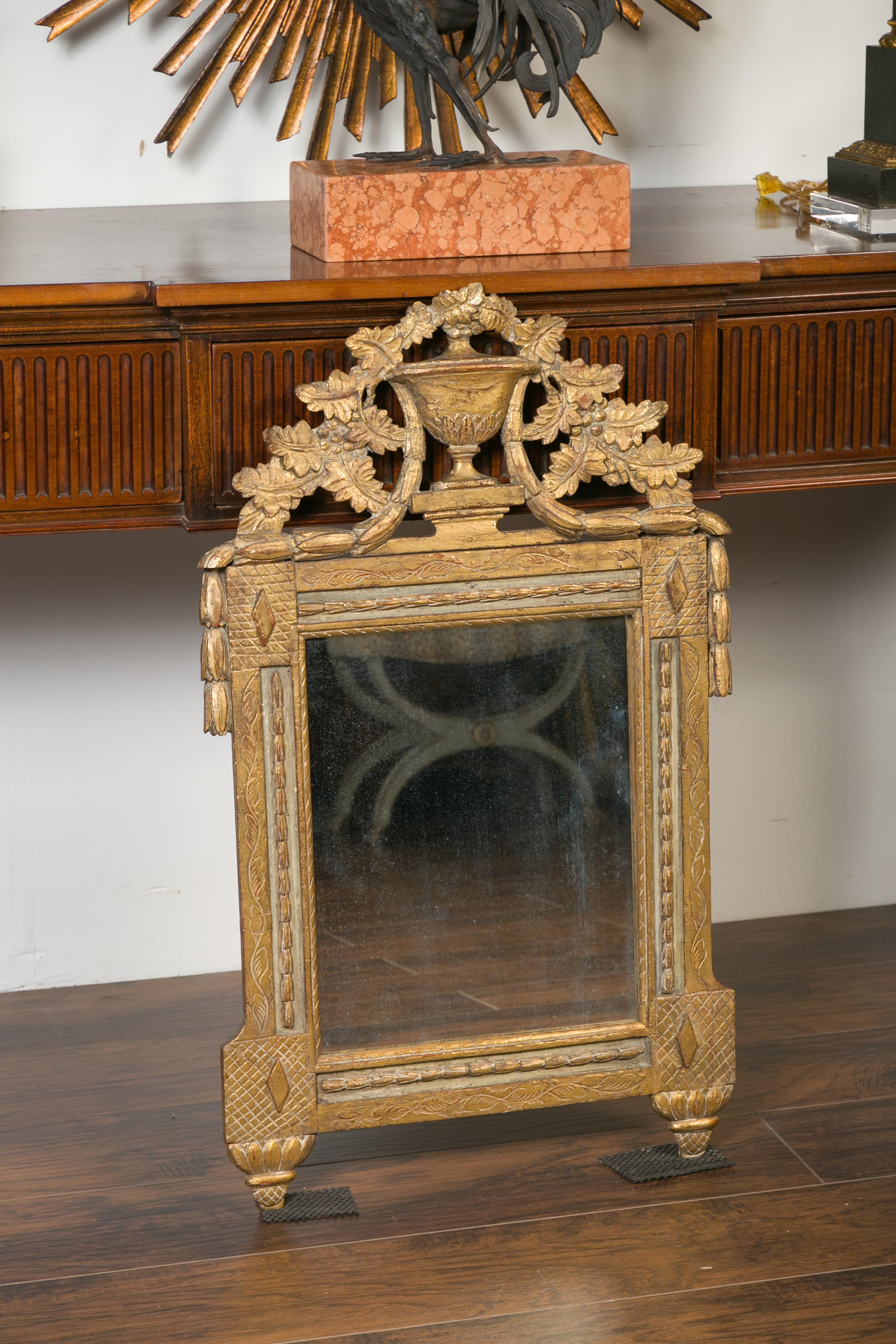 Französisch 1800er Giltwood Crested Spiegel mit geschnitztem Laub:: Urne und Girlande (19. Jahrhundert) im Angebot