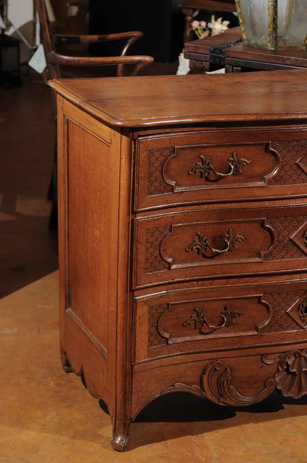 French 1800s Louis XV Style Oak Three-Drawer Commode with Grooved Accents For Sale 5