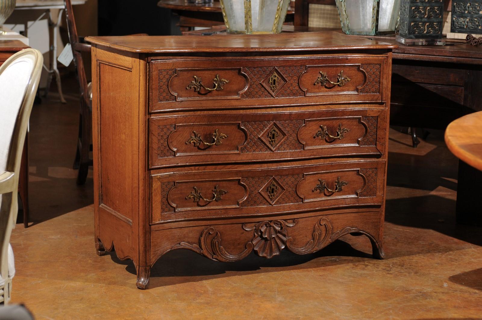French 1800s Louis XV Style Oak Three-Drawer Commode with Grooved Accents For Sale 3