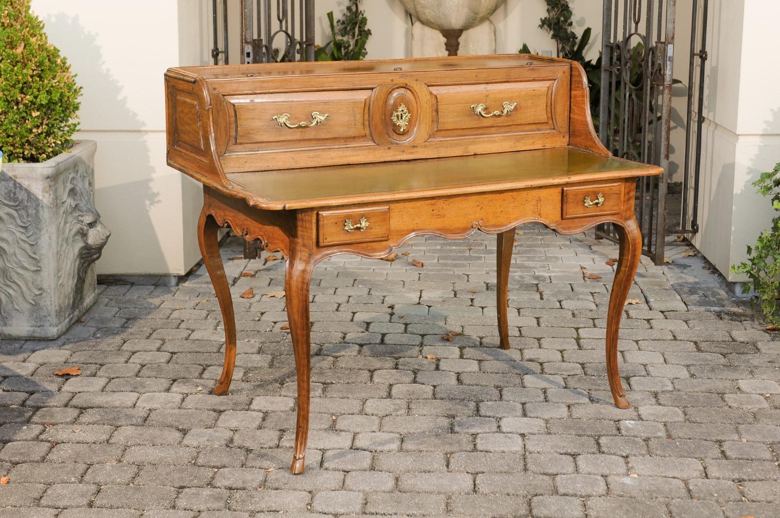 Escritorio francés de nogal estilo Luis XV del siglo XIX con cuero verde y panel elevable en venta 5