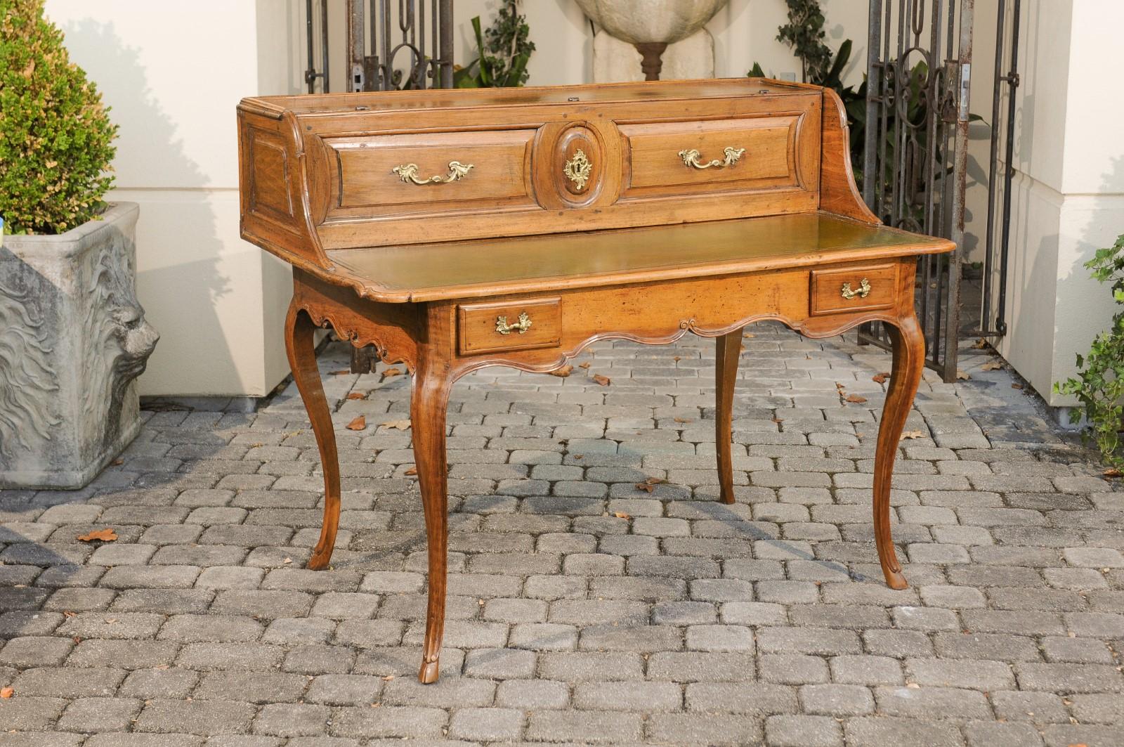 Bureau en noyer de style Louis XV des années 1800 avec cuir vert et panneau de levage en vente 4