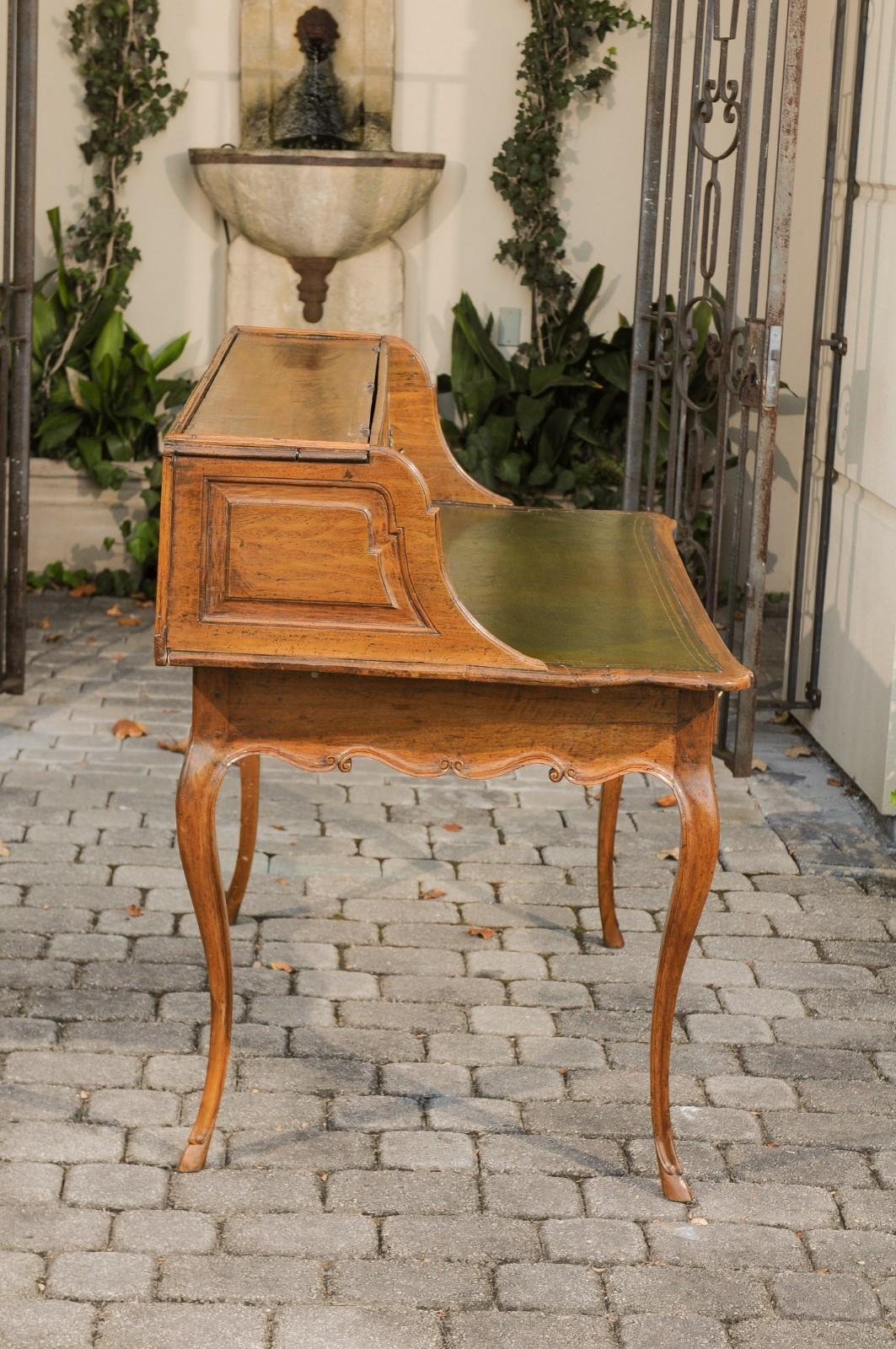 XIXe siècle Bureau en noyer de style Louis XV des années 1800 avec cuir vert et panneau de levage en vente