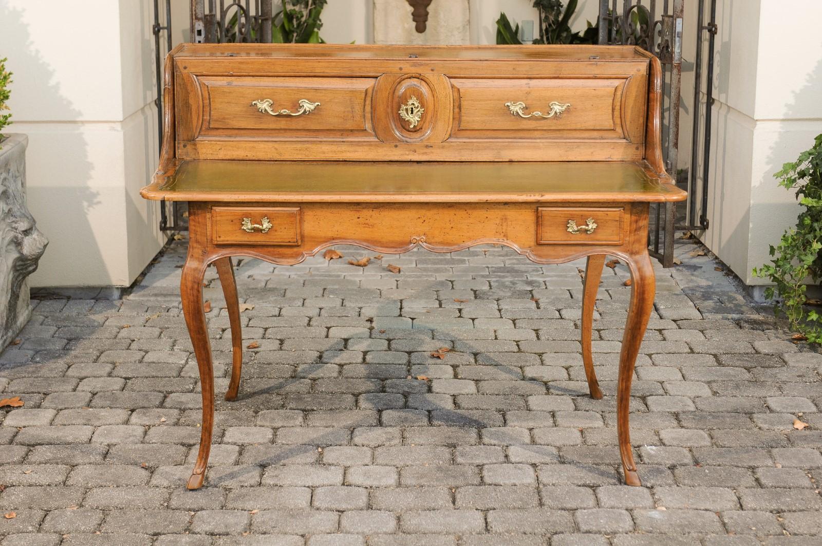 French 1800s Louis XV Style Walnut Desk with Green Leather and Lifting Panel For Sale 4