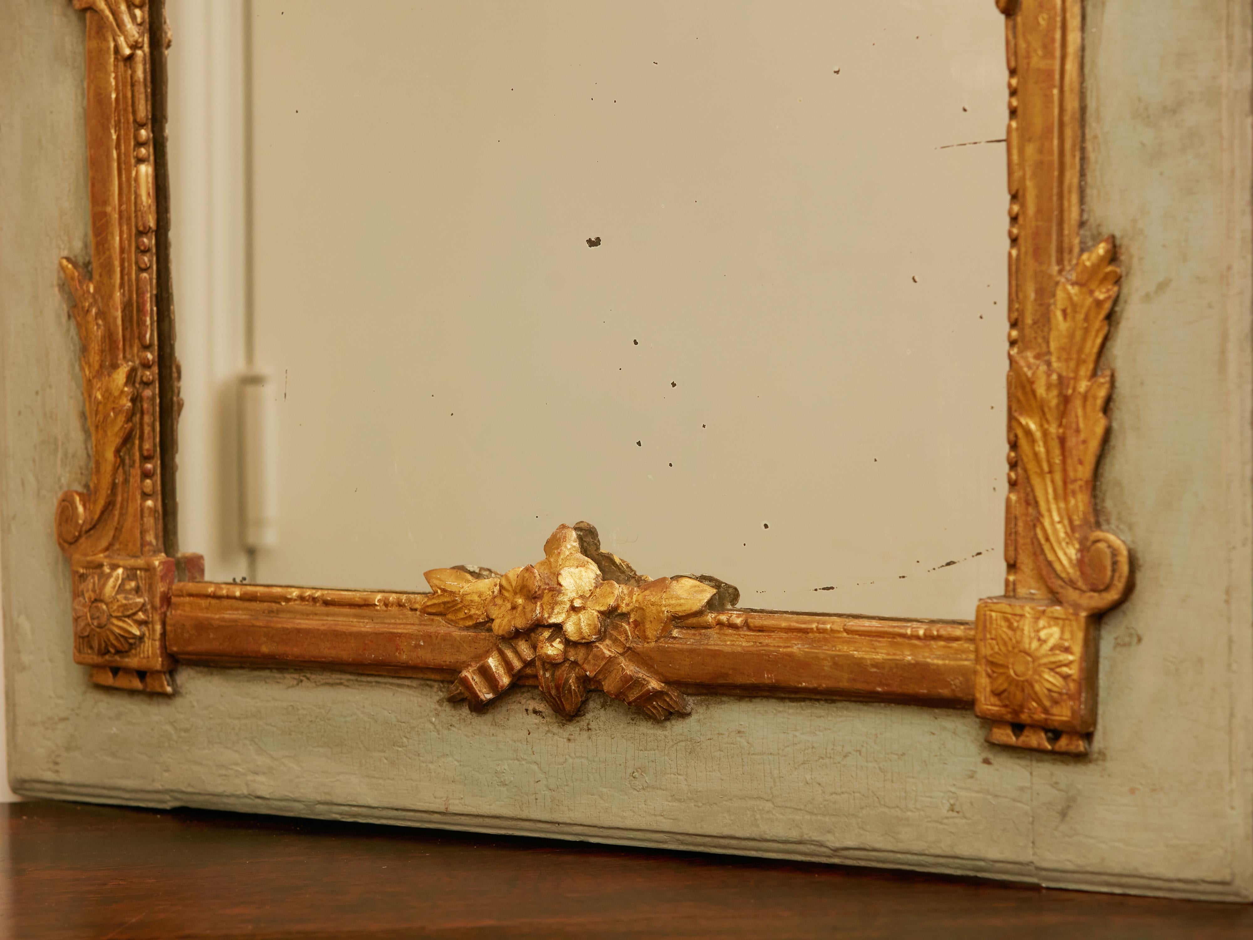 French 1800s Painted and Carved Giltwood Mirror with Cartouche and Floral Motifs For Sale 1