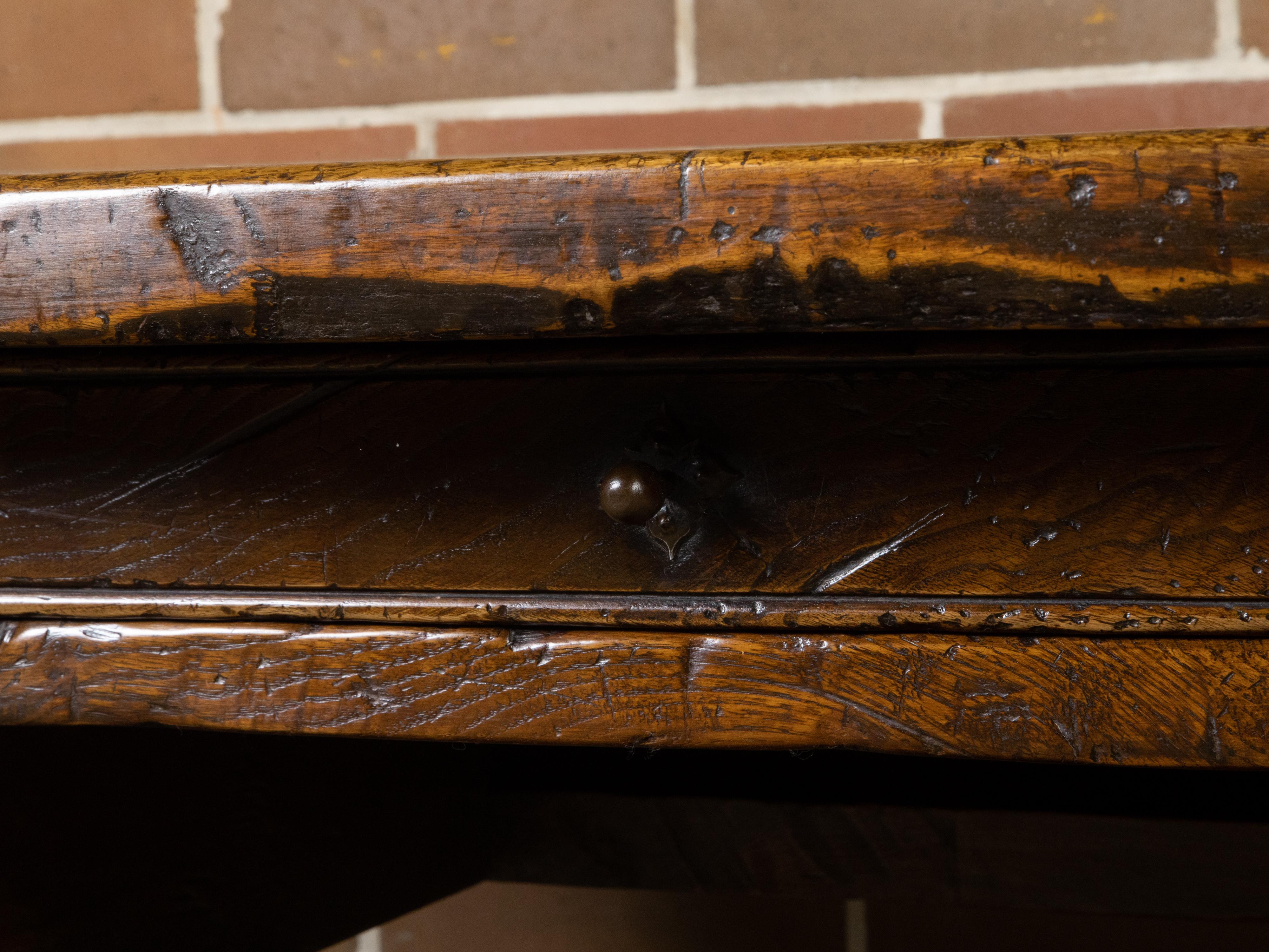 Scrivania francese del 1800 in noce con tre cassetti, motivi floreali intagliati e patina in vendita 6