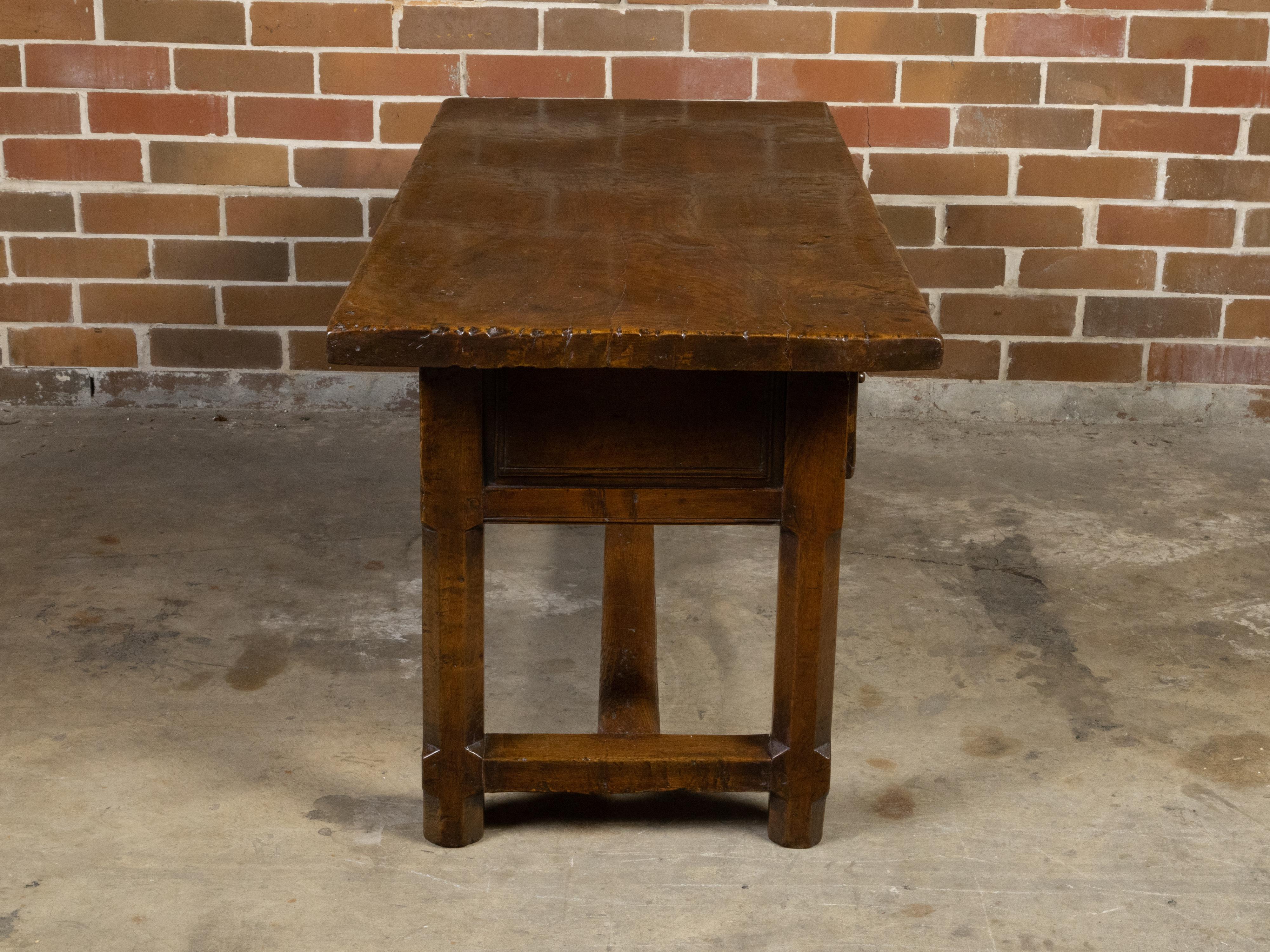 Scrivania francese del 1800 in noce con tre cassetti, motivi floreali intagliati e patina In condizioni buone in vendita a Atlanta, GA