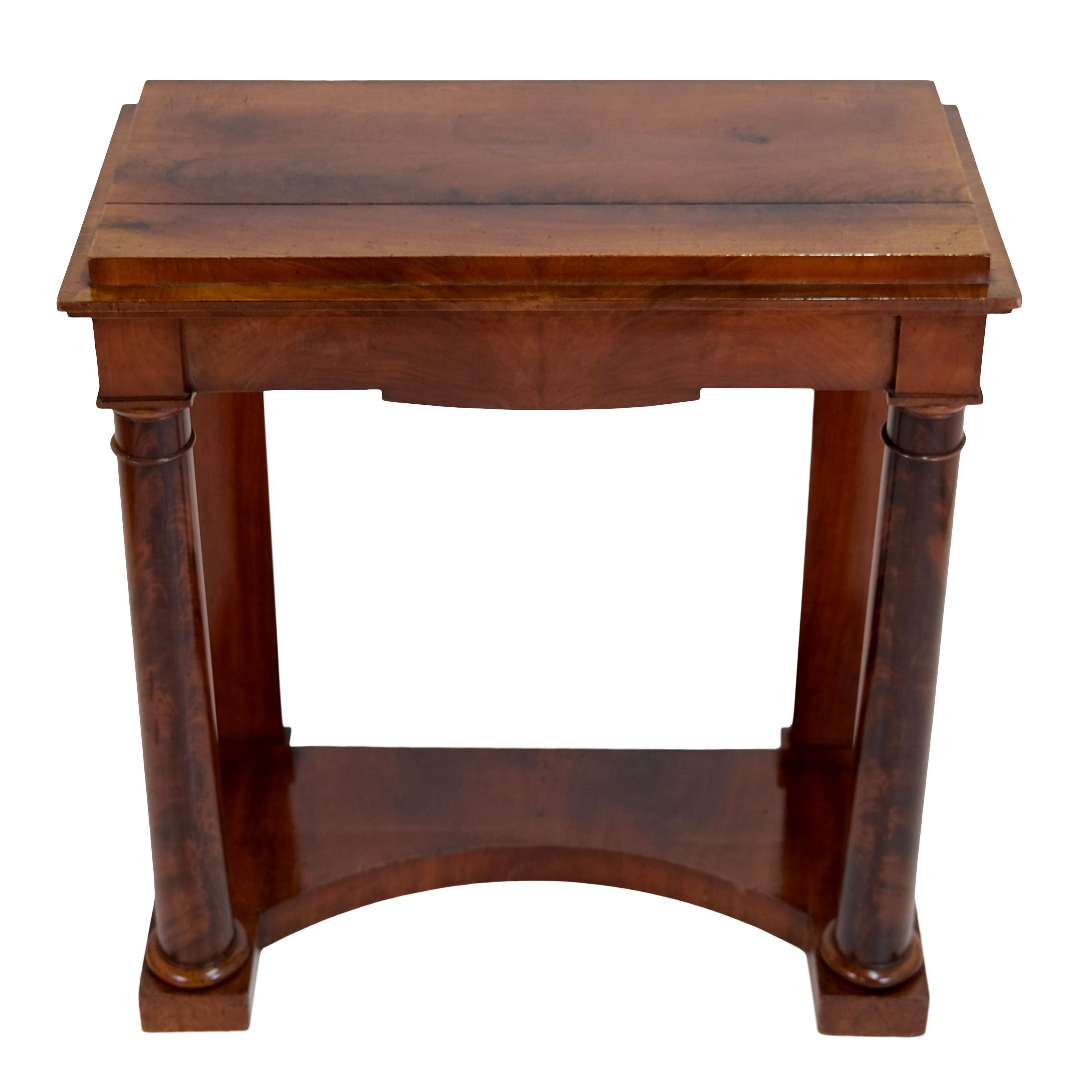Console table with columns
Mahogany, shellac hand polished

Empire, France around 1810

Dimensions:
Width: 71,5 cm
Height: 80 cm
Depth: 33,5 cm.