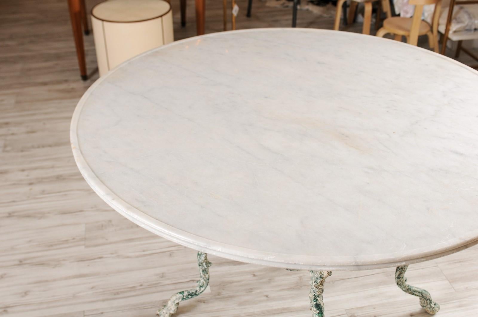 French 1810s Painted Wrought-Iron Table with Round Marble Top and Scrolled Legs In Good Condition In Atlanta, GA