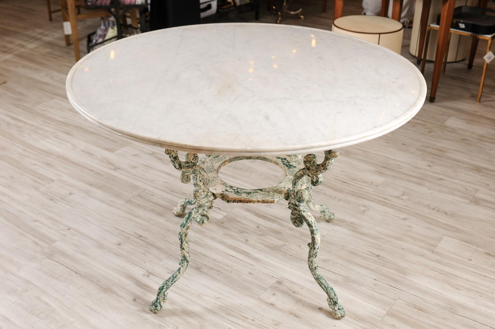 French 1810s Painted Wrought-Iron Table with Round Marble Top and Scrolled Legs 1