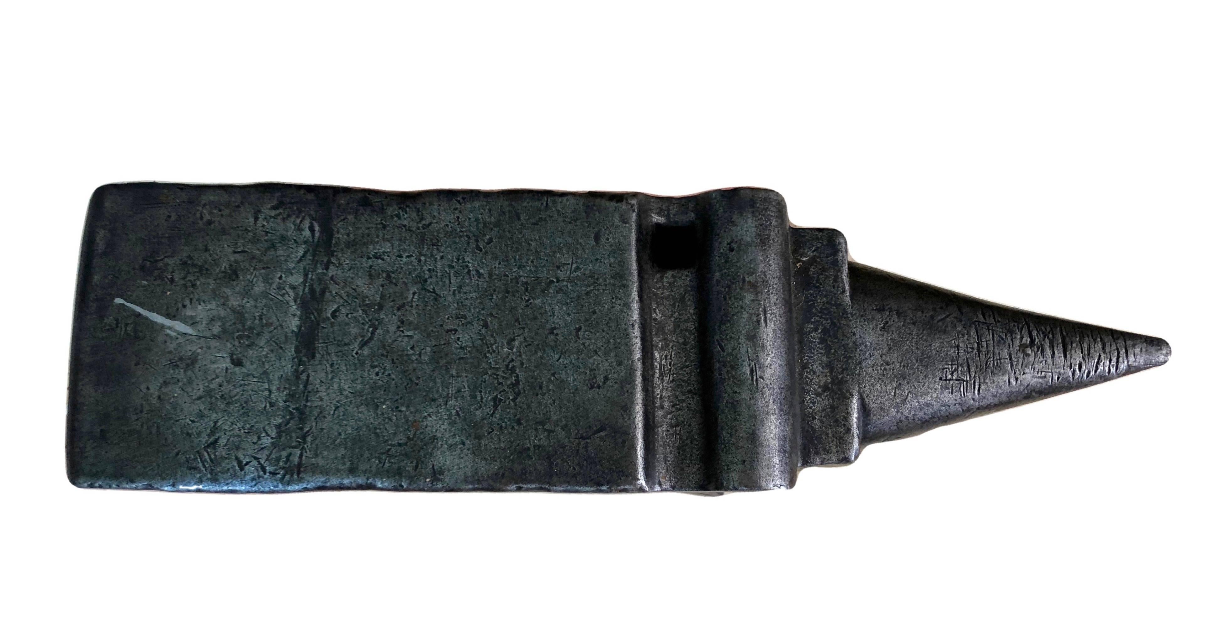 XIXe siècle Enclume française de 1811 en fer forgé à la main pour serrurier, arbre de vie sculpté et étoile à 8 branches en vente