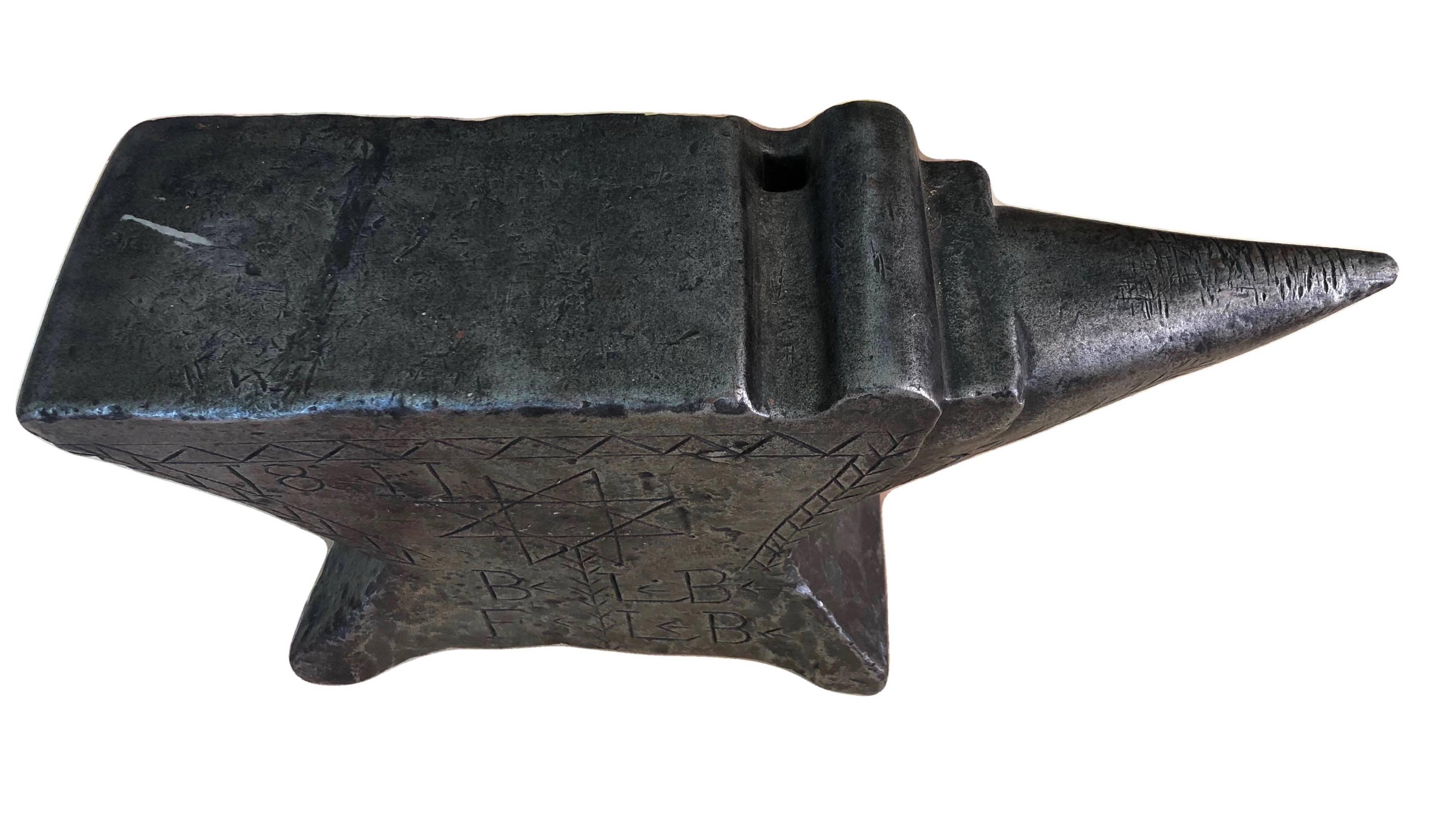 Fer Enclume française de 1811 en fer forgé à la main pour serrurier, arbre de vie sculpté et étoile à 8 branches en vente