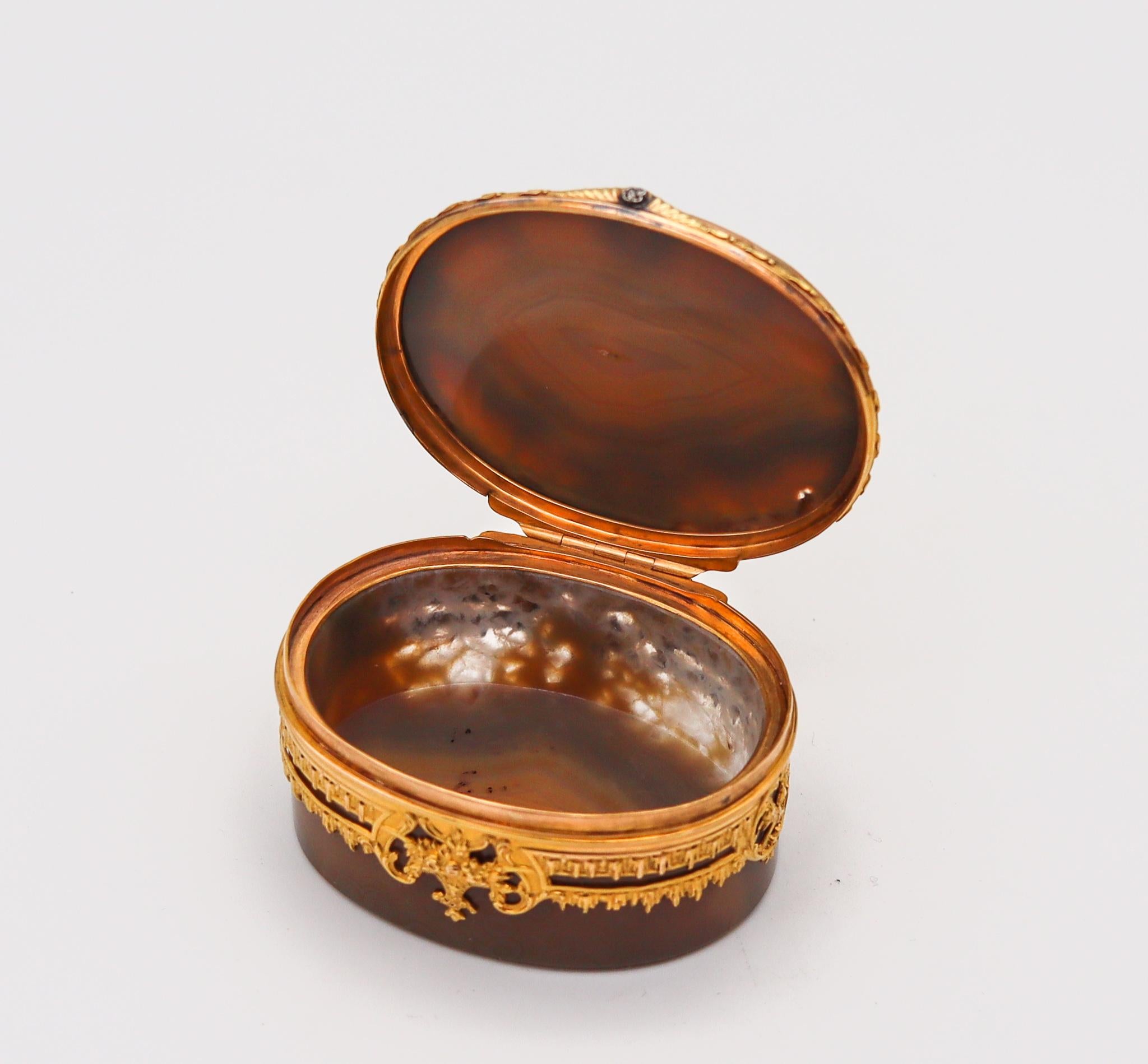 French 1819-1838 Baroque Louis XV Snuff Box Carved Agate And Chiseled 18Kt Gold In Excellent Condition In Miami, FL