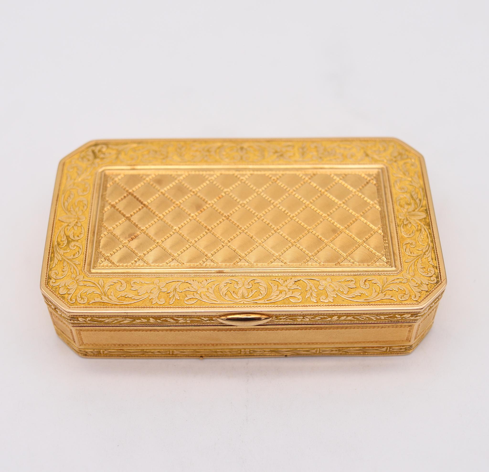 Französische Schnupftabakdose aus massivem Gold.

Außergewöhnliche rechteckige Schnupftabakdose, hergestellt in Paris Frankreich während der zweiten monarchischen Restaurationsperiode, zwischen 1818 und 1838. Er wurde sorgfältig im neoklassischen