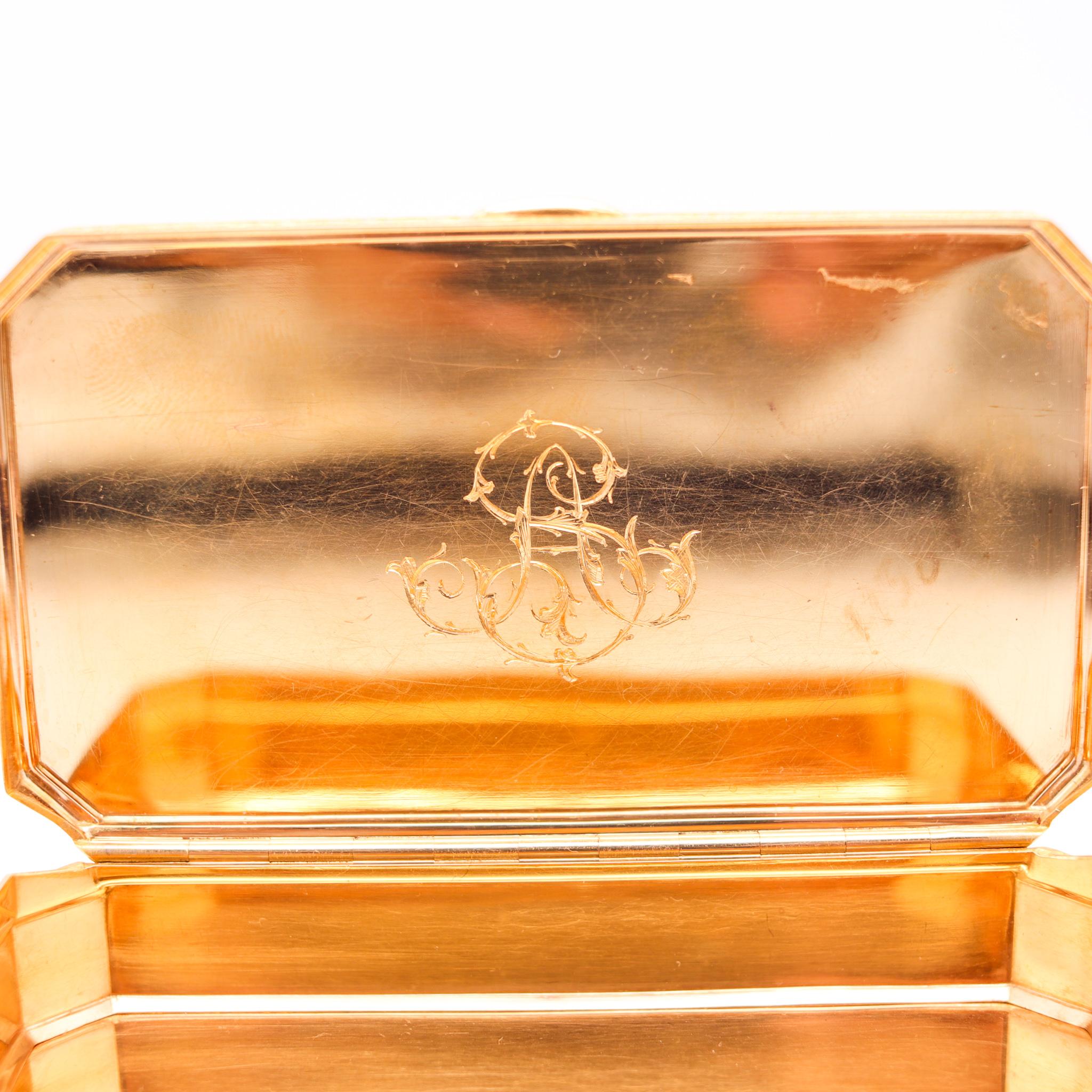 Neoklassizistische rechteckige französische Schnupftabakdose im Louis-XVI-Stil 1819-1838-Stil aus 18 Karat Gelbgold für Damen oder Herren im Angebot