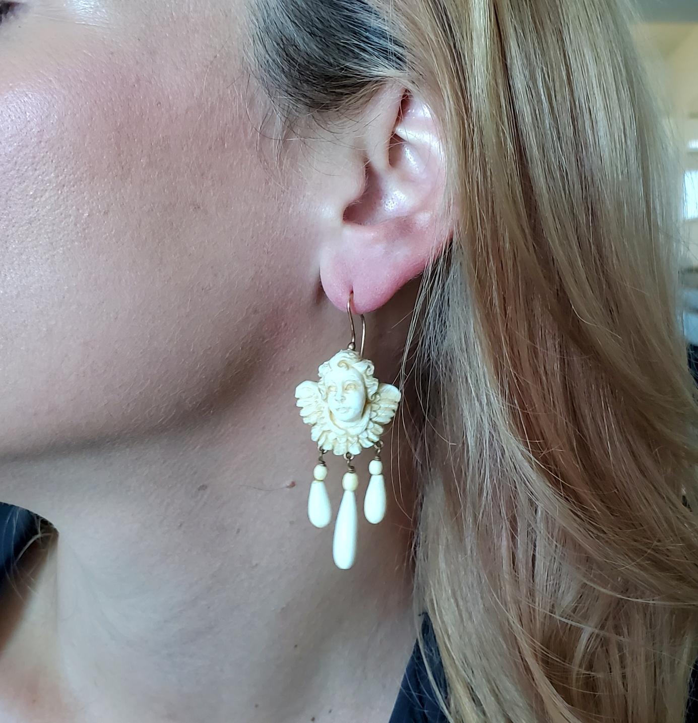 Französische antike Ohrringe mit geschnitzten Cherubinen.

Wunderschönes Paar antiker Ohrringe, die während der georgianischen Periode in Paris, Frankreich, entstanden sind (ca. 1820). An den Ohrringen hängen zwei prächtige weiße