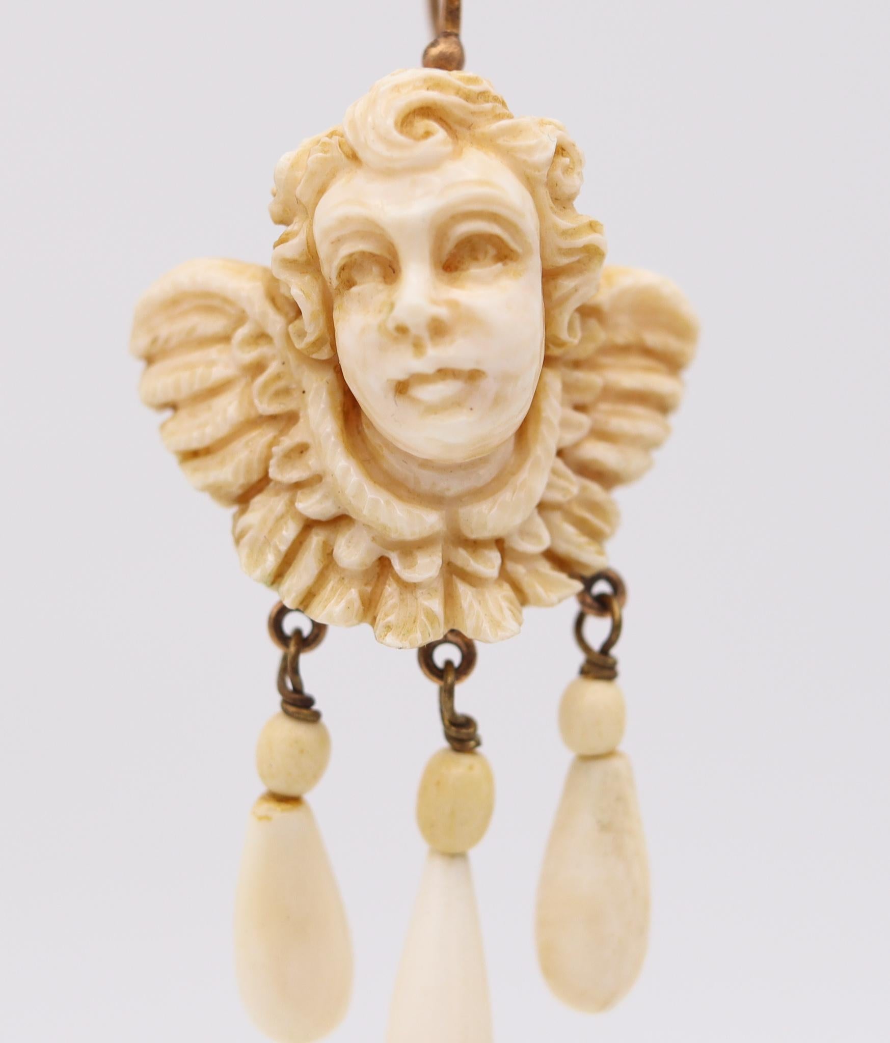 French 1820 Pair of Dangle Drop Earrings in 18Kt Gold with Cherubs Carvings In Excellent Condition For Sale In Miami, FL
