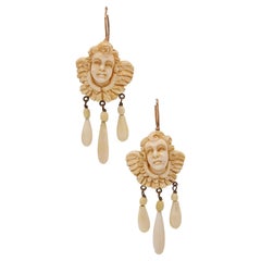 French 1820 Pair of Dangle Drop Earrings in 18Kt Gold with Cherubs Carvings