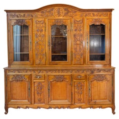 Vitrina francese in noce intagliato del 1820 con ante in vetro, pannelli e cassetti nascosti