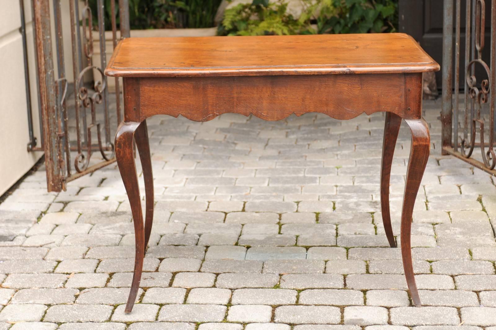 French, 1820s Louis XV Style Oak Side Table with Single Drawer and Cabriole Legs For Sale 4