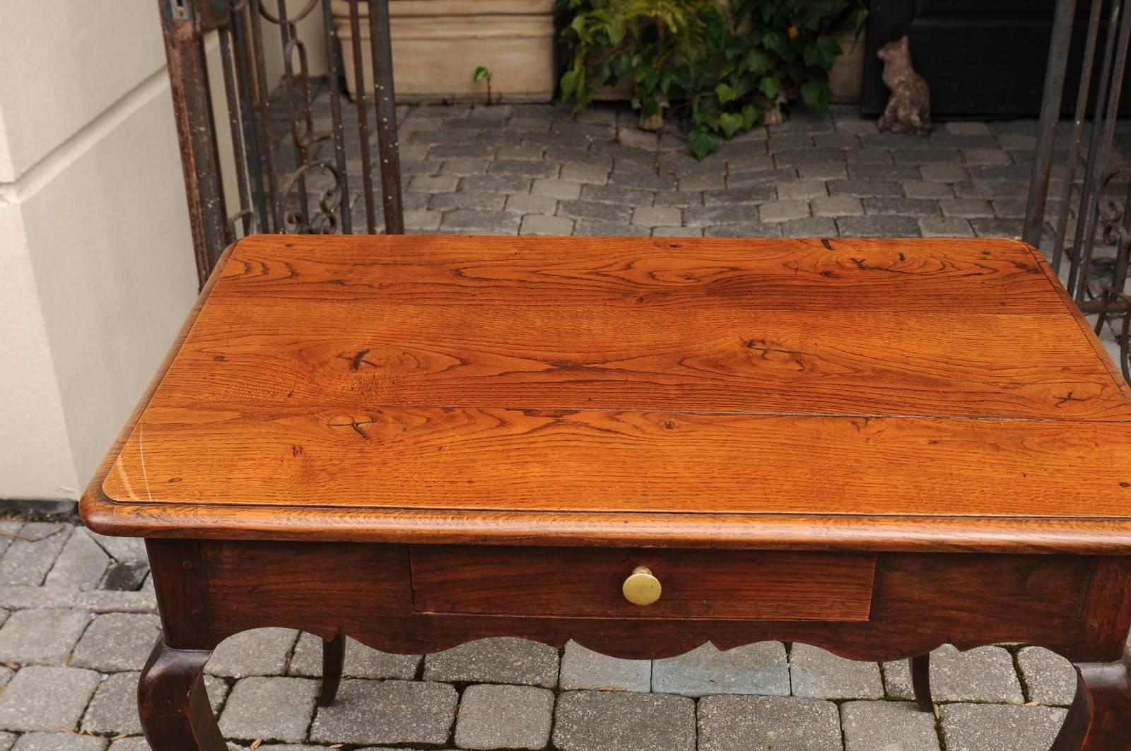 French, 1820s Louis XV Style Oak Side Table with Single Drawer and Cabriole Legs In Good Condition For Sale In Atlanta, GA