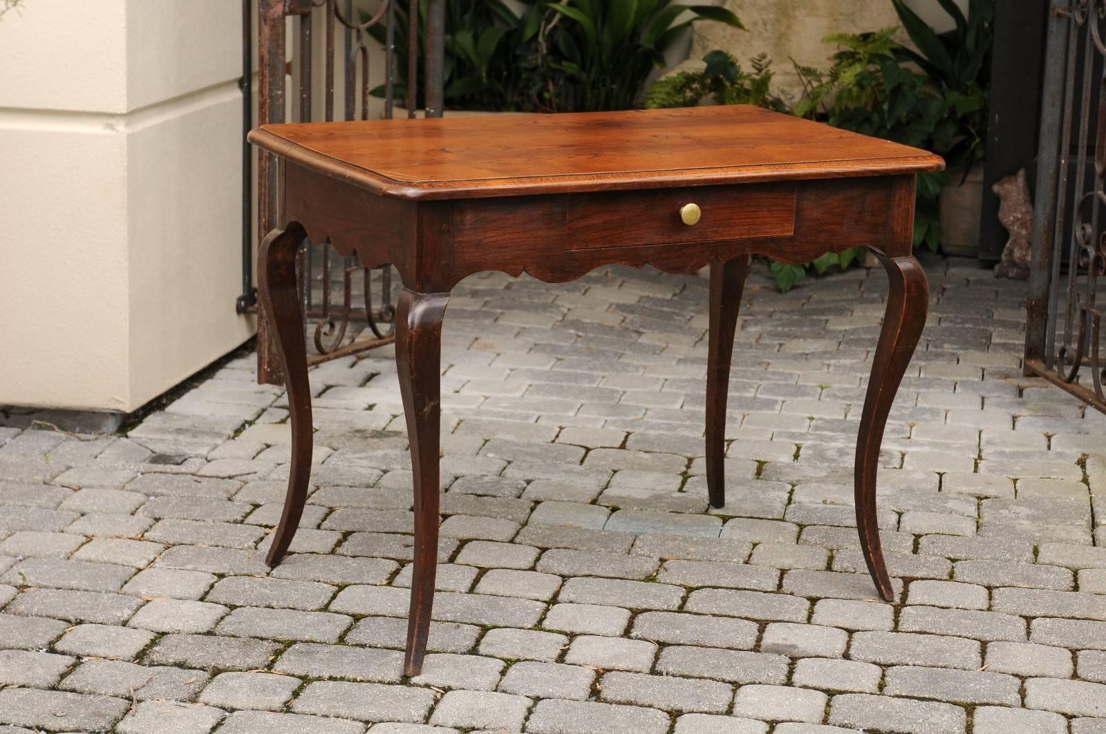 19th Century French, 1820s Louis XV Style Oak Side Table with Single Drawer and Cabriole Legs For Sale