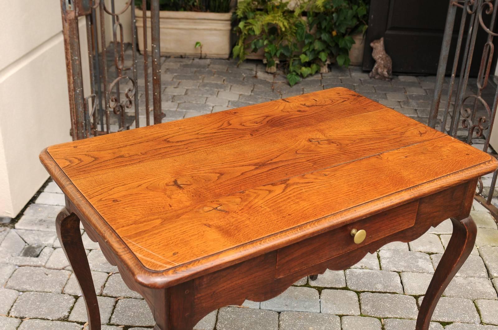 French, 1820s Louis XV Style Oak Side Table with Single Drawer and Cabriole Legs For Sale 2