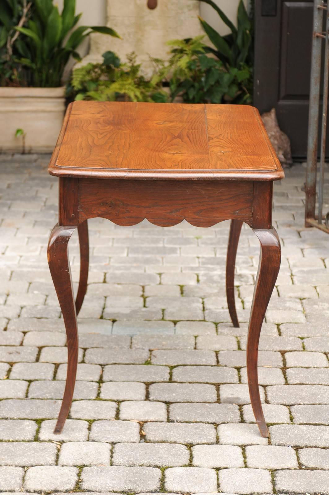 French, 1820s Louis XV Style Oak Side Table with Single Drawer and Cabriole Legs For Sale 3
