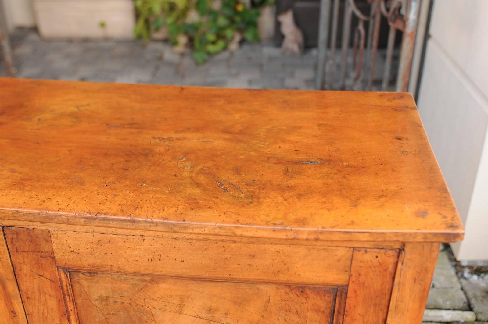 French 1820s Neoclassical Period Two-Door Walnut Buffet with Drawers and Shelves In Good Condition For Sale In Atlanta, GA