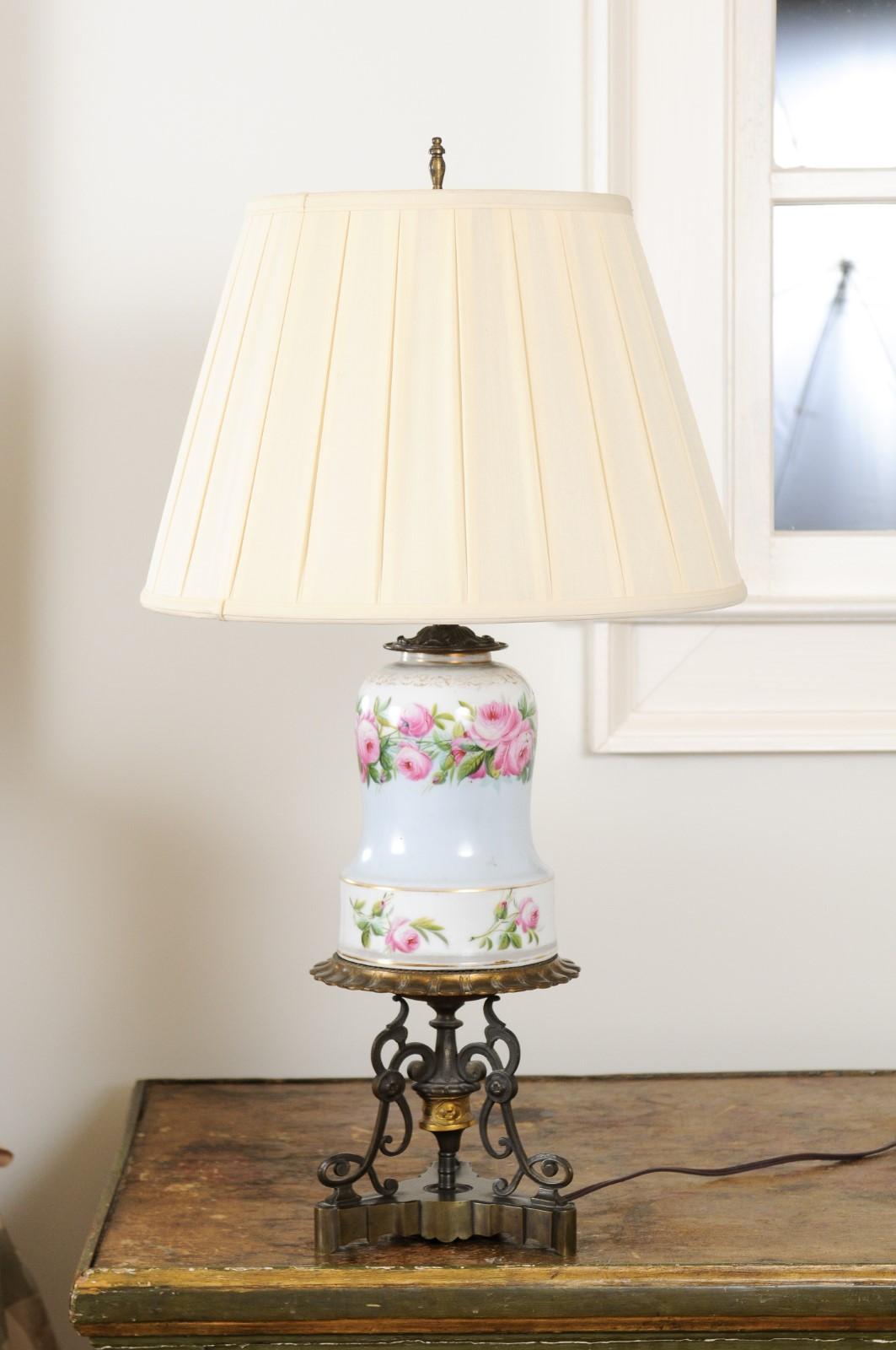 Français Lampe à huile en porcelaine française des années 1820 transformée en lampe de bureau câblée pour les États-Unis en vente