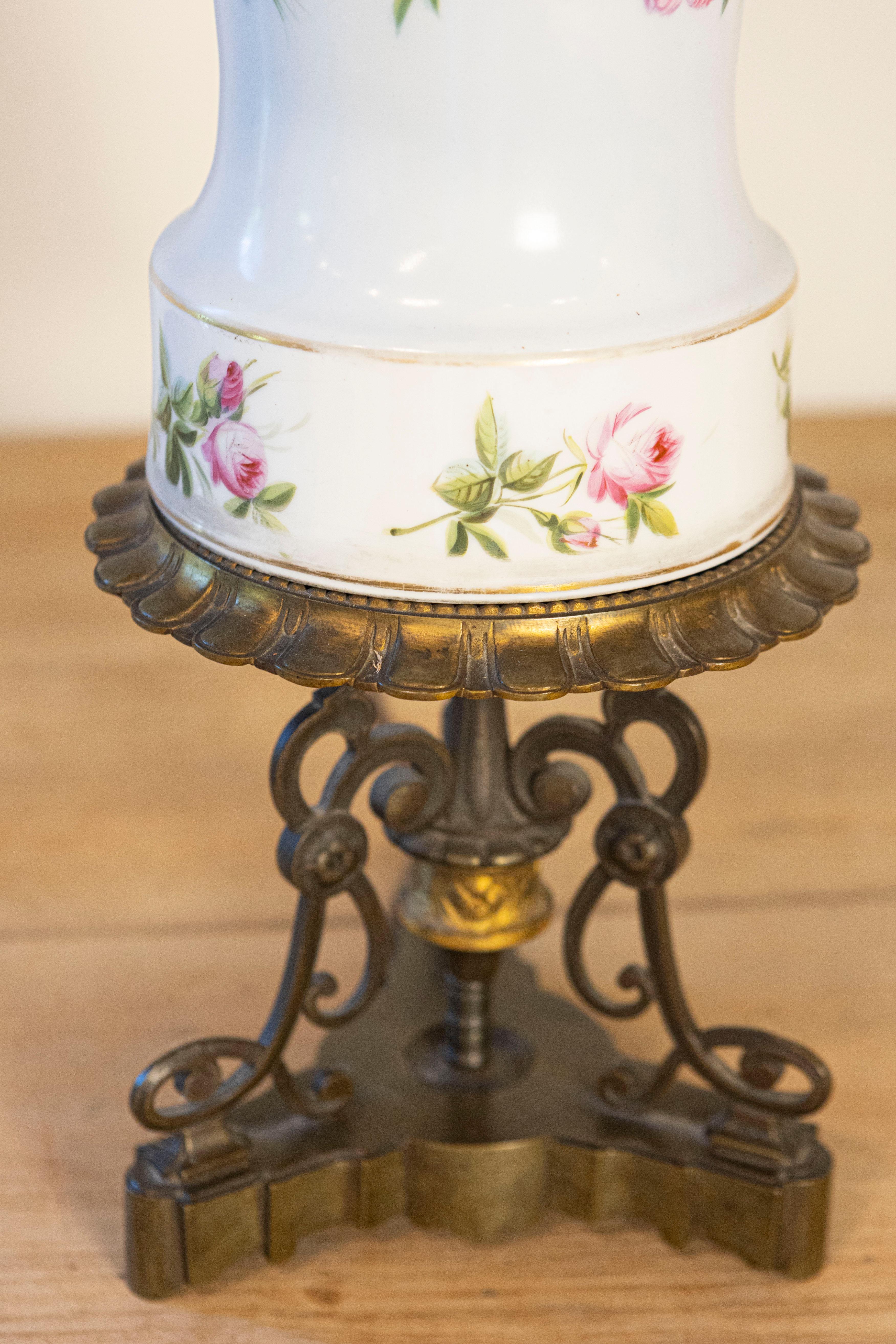 French 1820s Porcelain Oil Lamp Transformed into a Table Lamp Wired for the US In Good Condition In Atlanta, GA