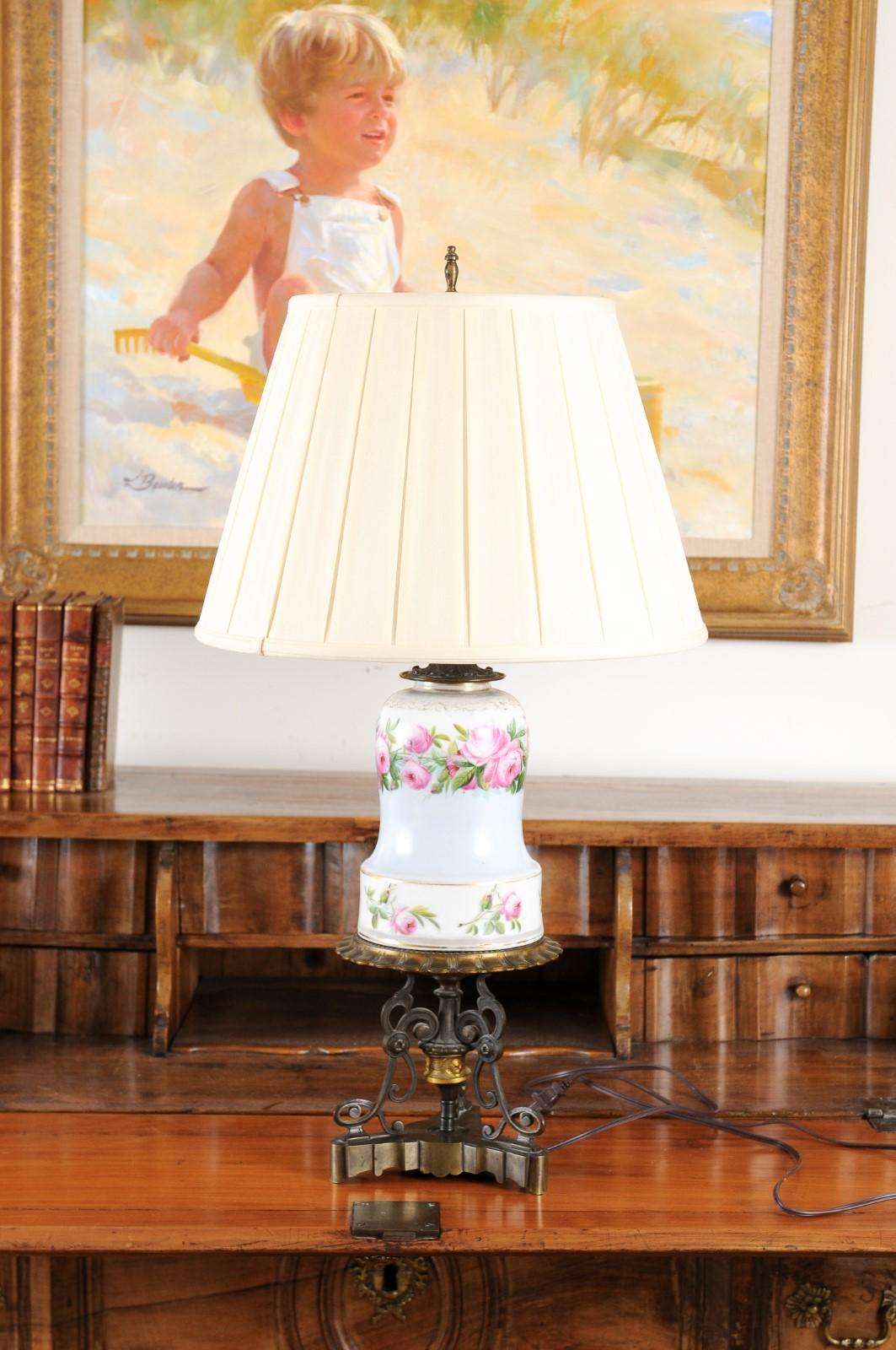 Lampe à huile en porcelaine française des années 1820 transformée en lampe de bureau câblée pour les États-Unis Bon état - En vente à Atlanta, GA