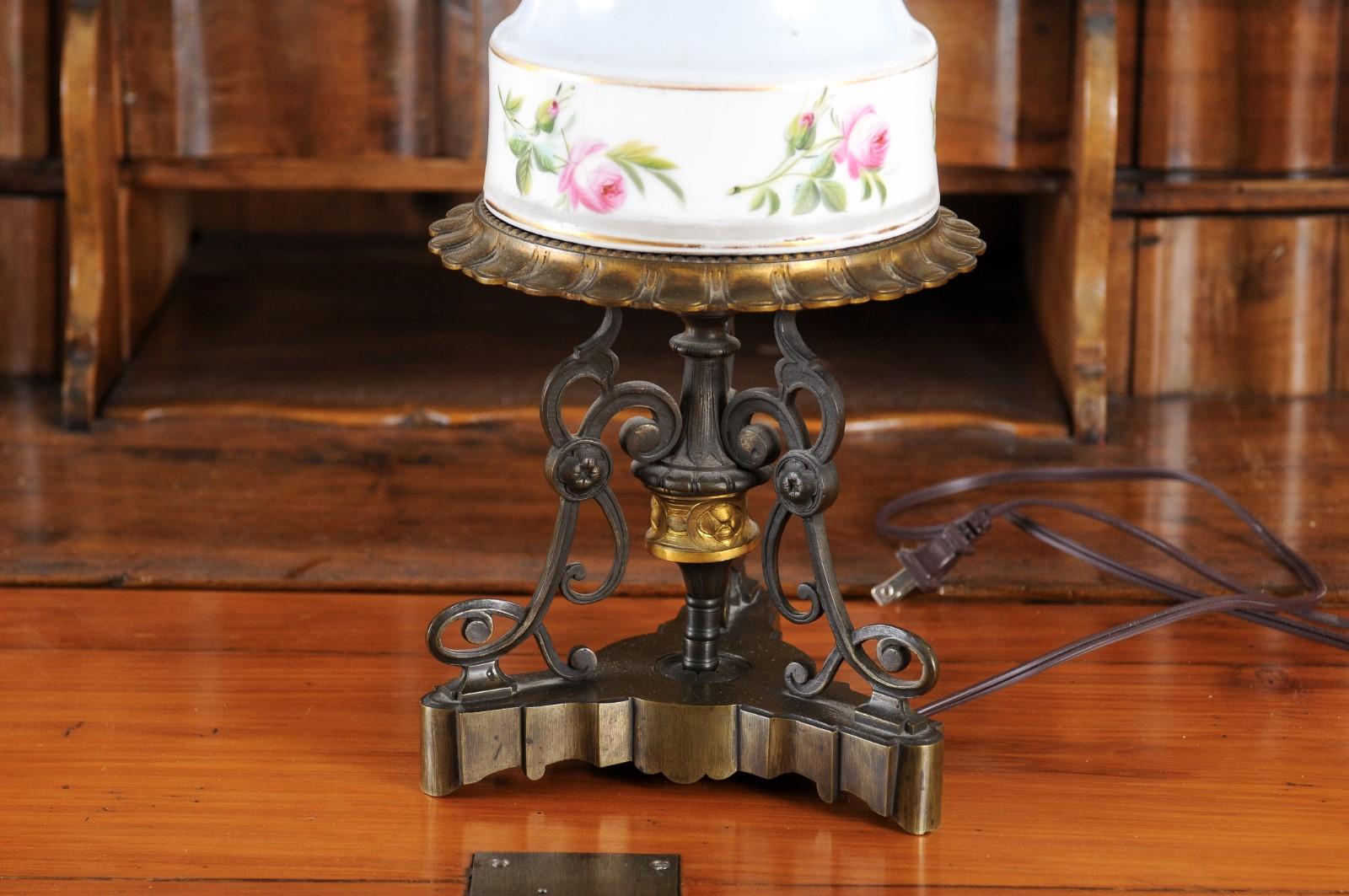 XIXe siècle Lampe à huile en porcelaine française des années 1820 transformée en lampe de bureau câblée pour les États-Unis en vente