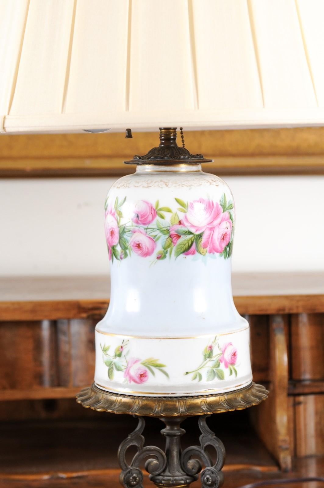 Porcelaine Lampe à huile en porcelaine française des années 1820 transformée en lampe de bureau câblée pour les États-Unis en vente