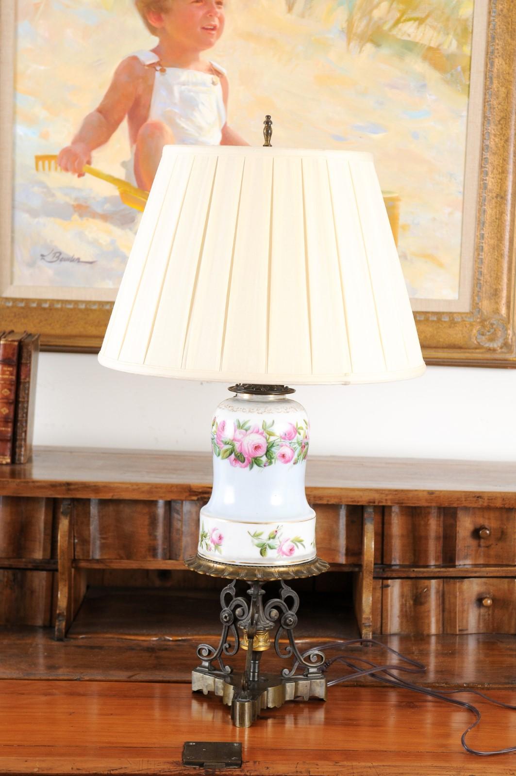 Lampe à huile en porcelaine française des années 1820 transformée en lampe de bureau câblée pour les États-Unis en vente 2