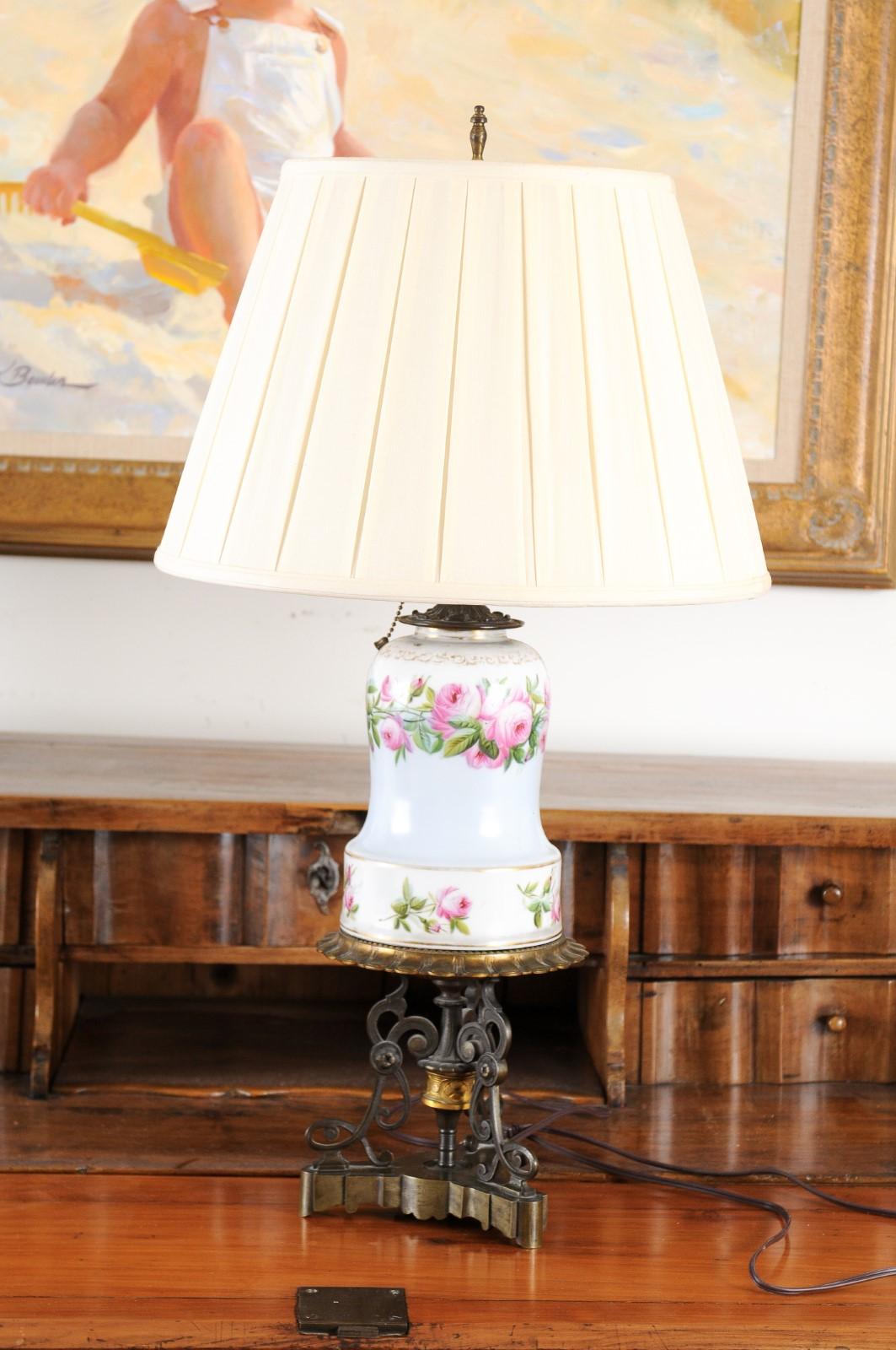 Lampe à huile en porcelaine française des années 1820 transformée en lampe de bureau câblée pour les États-Unis en vente 3