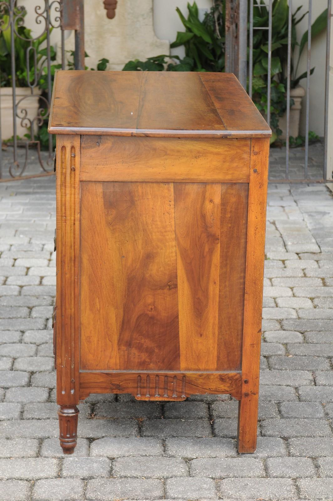 French 1820s Restauration Period Walnut Three-Drawer Commode with Carved Foliage For Sale 7