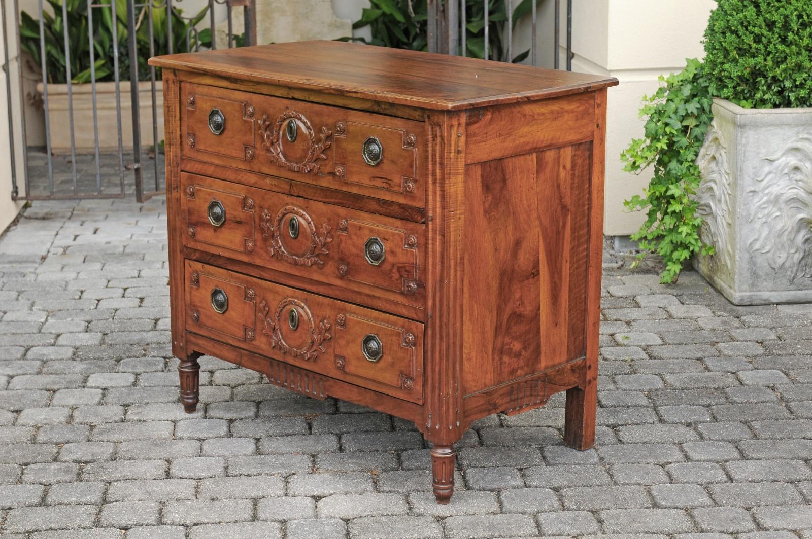 Französische Kommode aus Nussbaum mit drei Schubladen und geschnitztem Blattwerk aus der Restaurationszeit um 1820 im Angebot 8