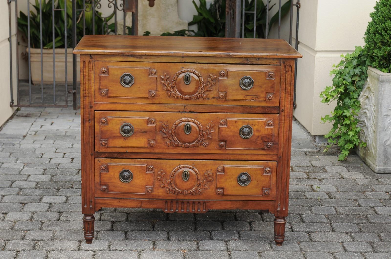 Französische Kommode aus Nussbaum mit drei Schubladen und geschnitztem Blattwerk aus der Restaurationszeit um 1820 im Angebot 9