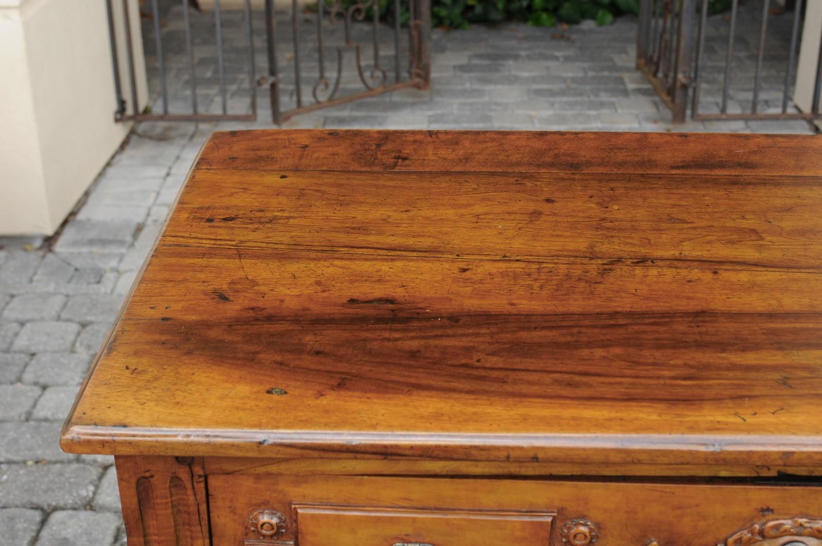 French 1820s Restauration Period Walnut Three-Drawer Commode with Carved Foliage For Sale 12