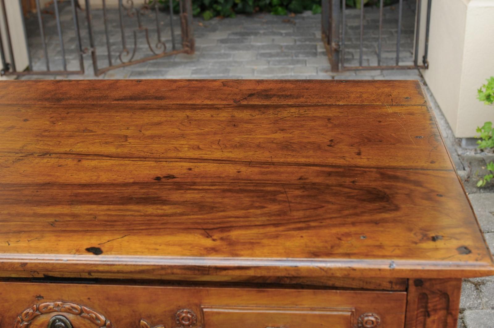 French 1820s Restauration Period Walnut Three-Drawer Commode with Carved Foliage For Sale 13