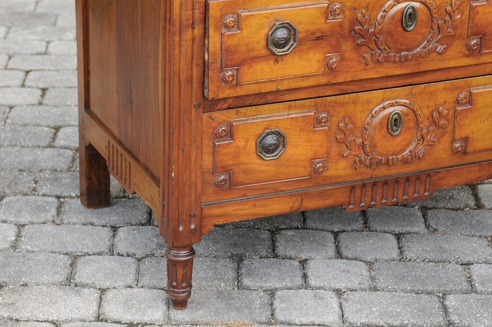 Französische Kommode aus Nussbaum mit drei Schubladen und geschnitztem Blattwerk aus der Restaurationszeit um 1820 im Zustand „Gut“ im Angebot in Atlanta, GA