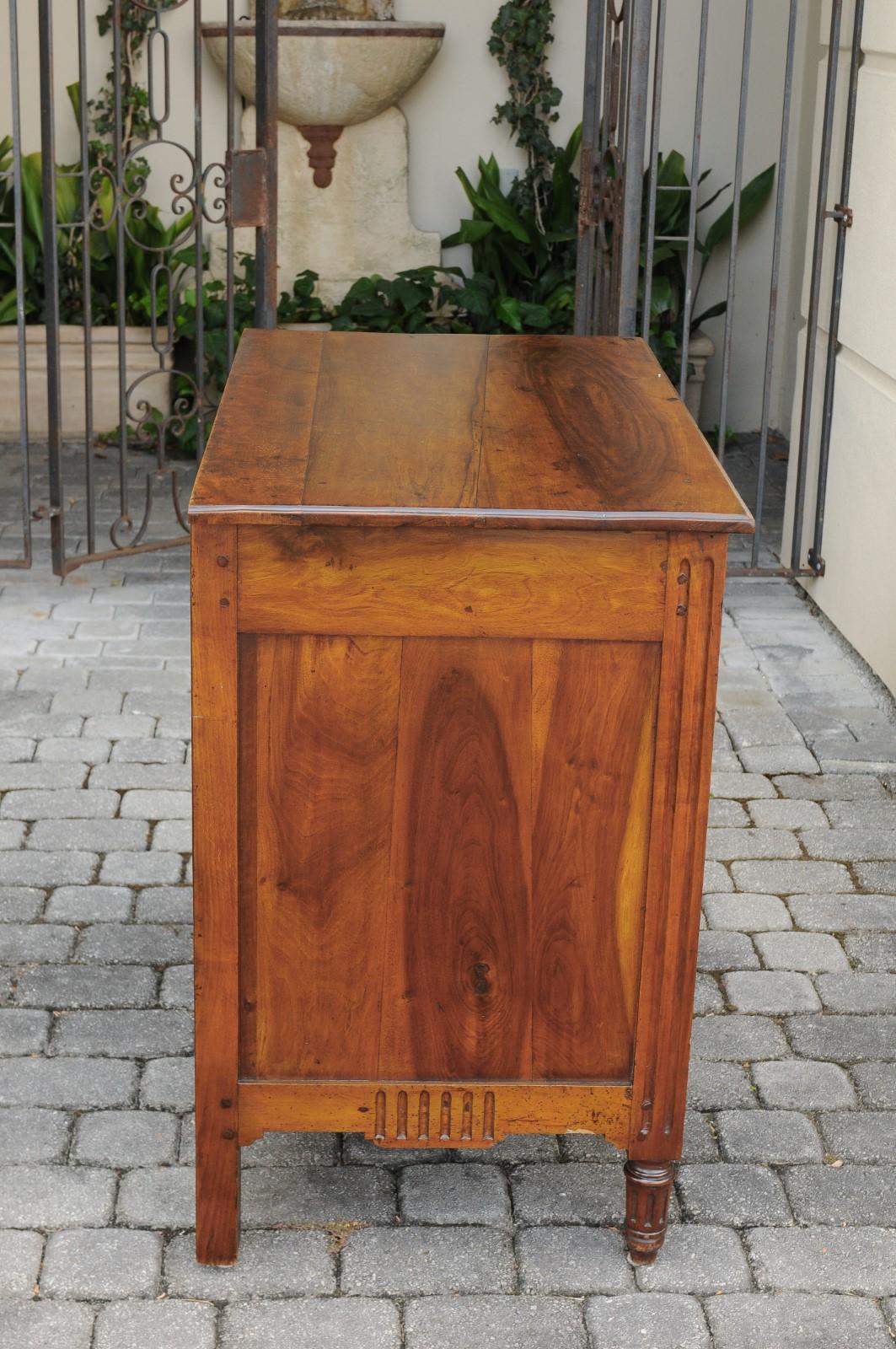Französische Kommode aus Nussbaum mit drei Schubladen und geschnitztem Blattwerk aus der Restaurationszeit um 1820 im Angebot 3