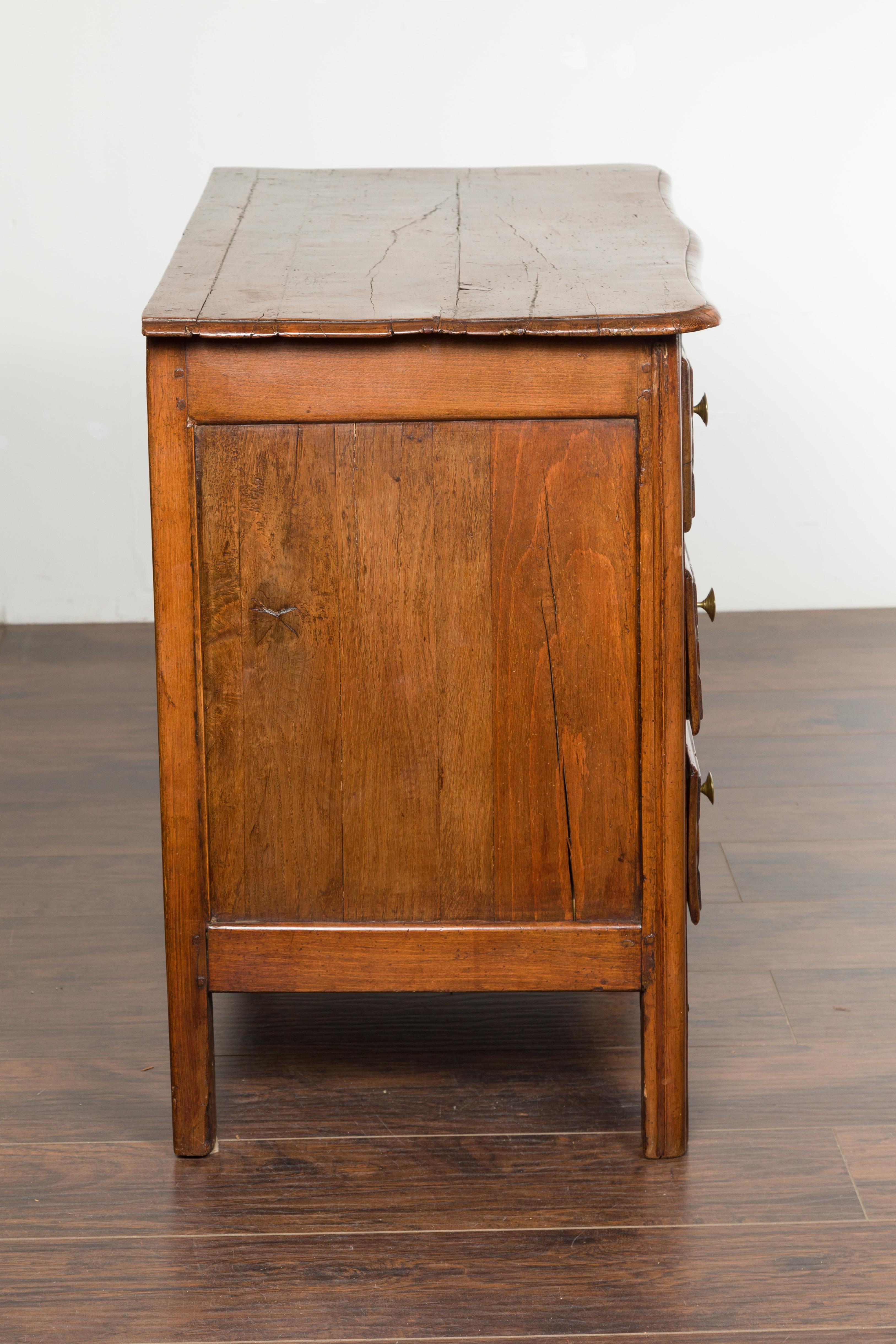 Arcón francés de cuatro cajones de nogal de la década de 1820 con motivos geométricos tallados 6